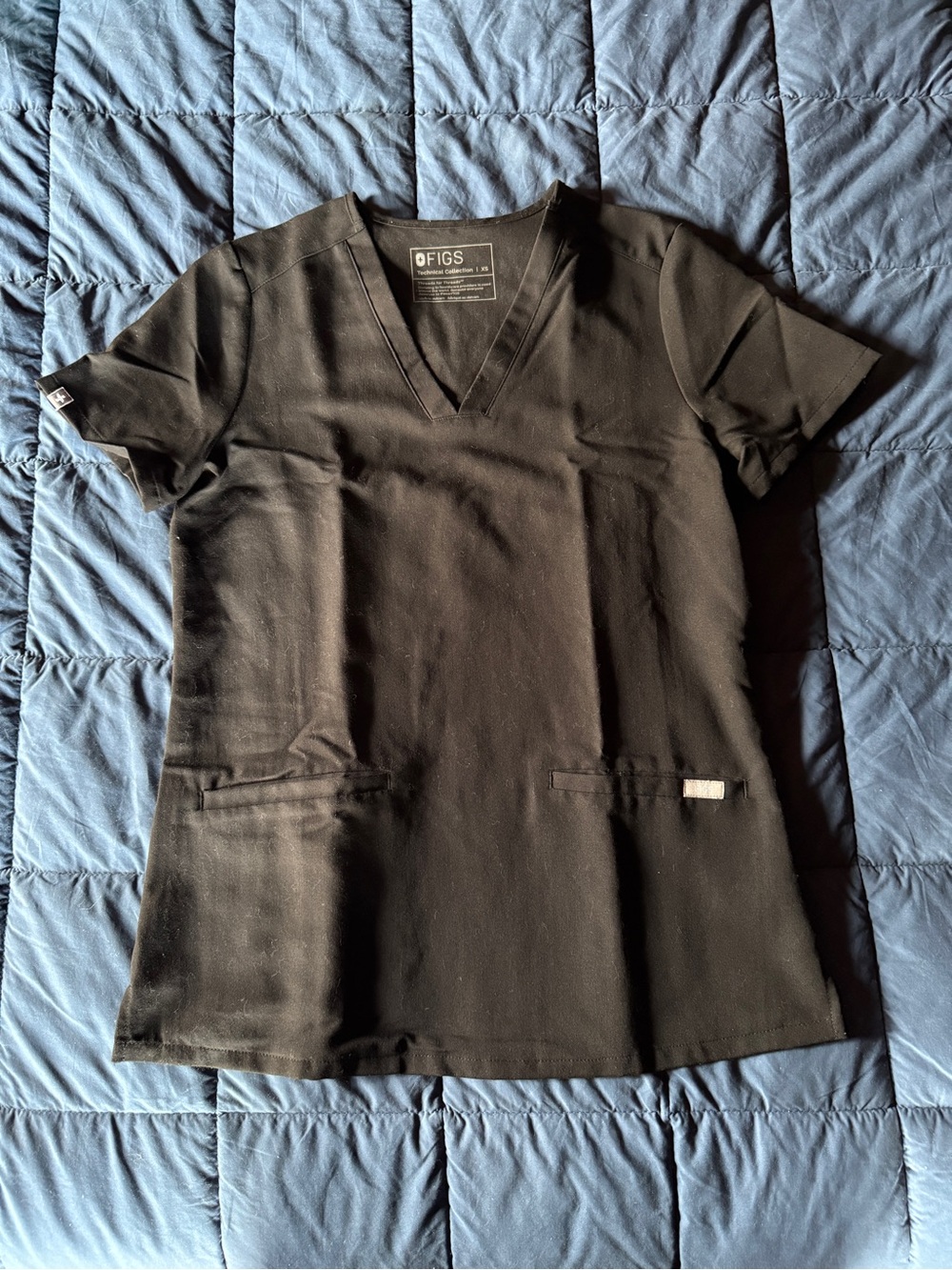 FIGS Casma 3-Pocket Black V-Neck Scrub Top